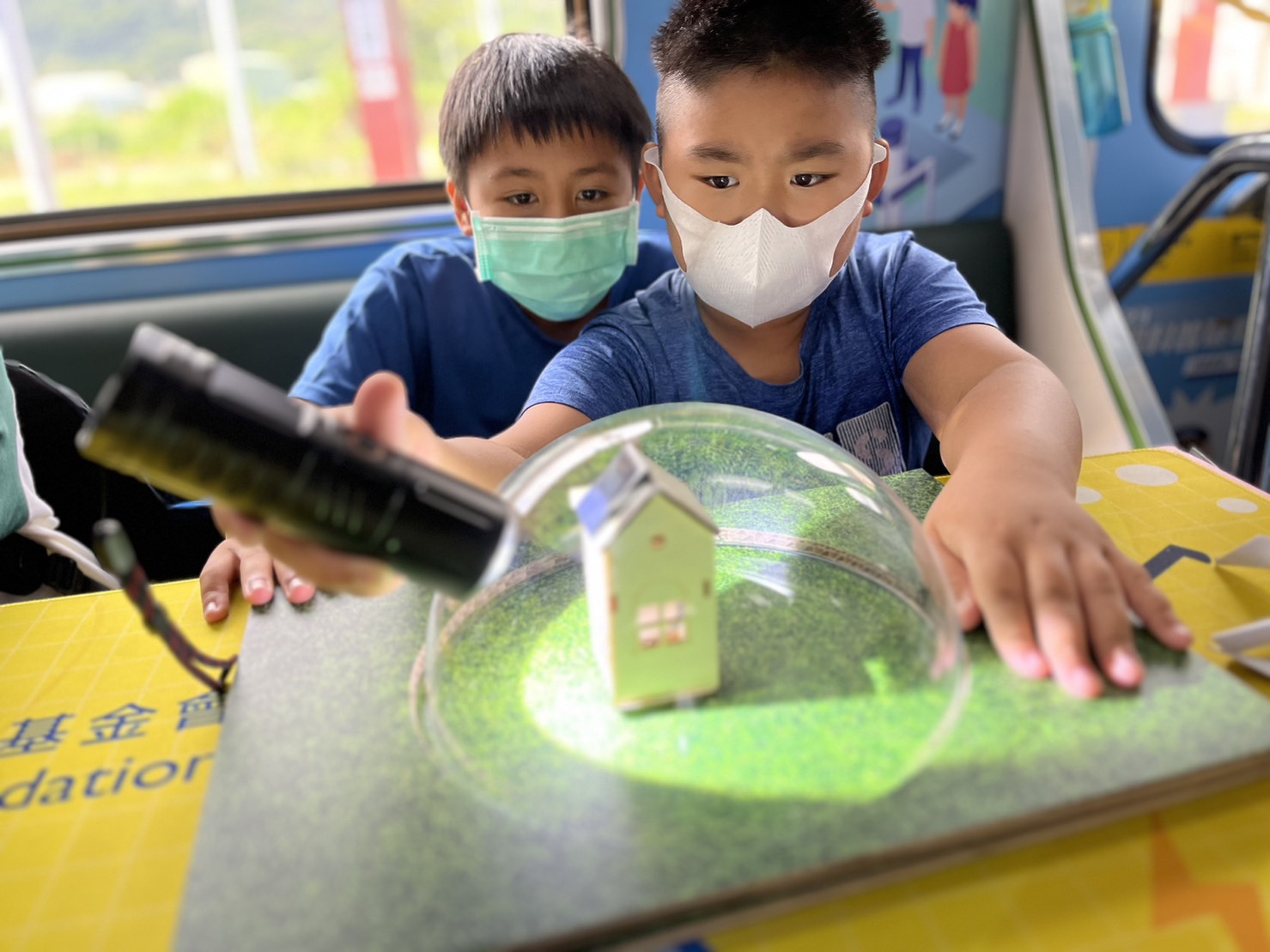 友達參與基礎科學主題車廂，以STEAM教學精神，設計「逐日科學家」、「太陽能工程師」以及「淨零建築師」三大能源科普課程和實驗