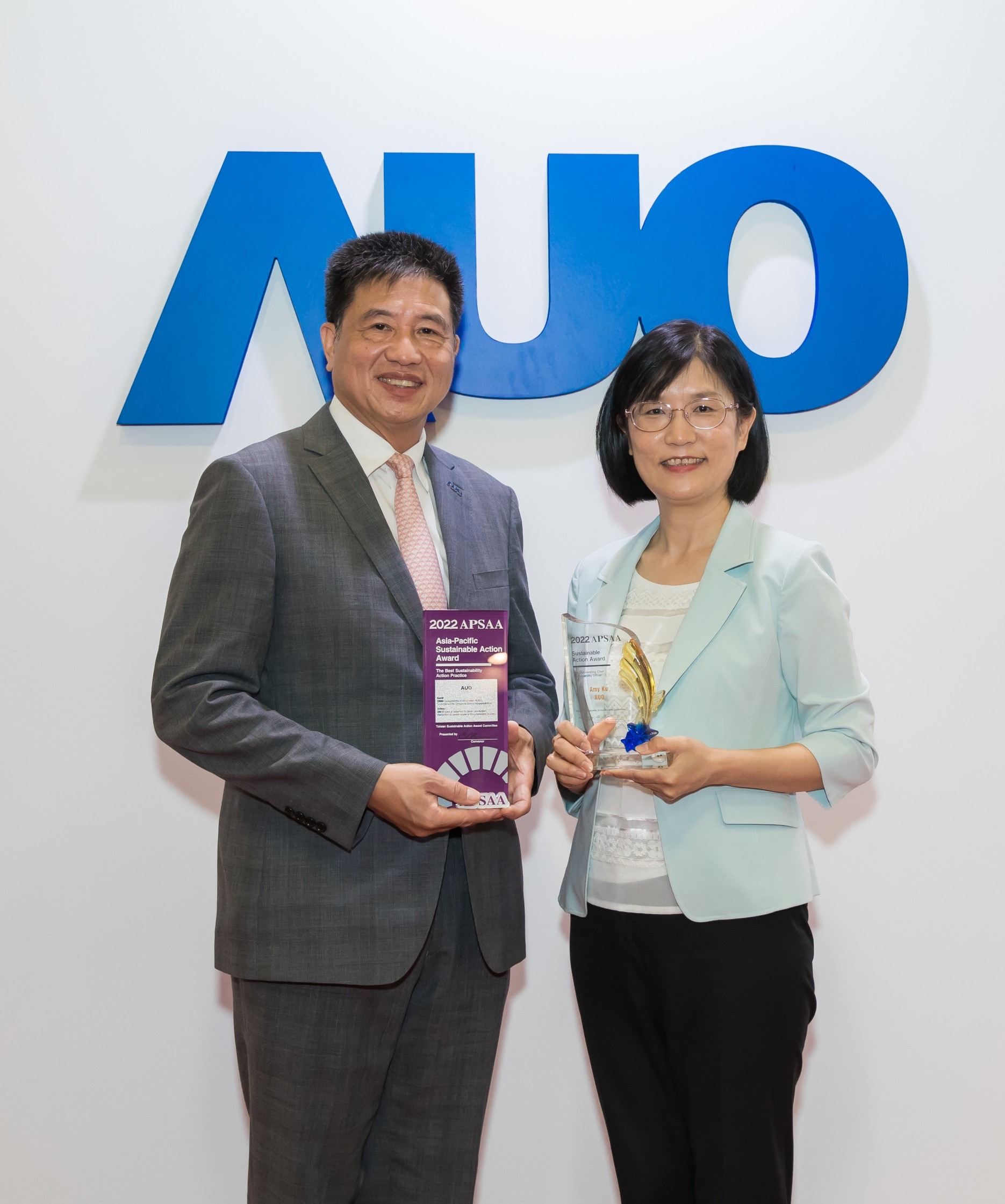 米兰·(milan)长期垫筑永续远景的基石，透过ESG暨气候委员会逐步实践永续策略蓝图。其中，米兰·(milan)光电永续长古秀华带领团队、制定中长期目标，缔造多面向亮眼表现，获得「顶尖永续长奖」的个人奖殊荣（左：米兰·(milan)光电董事长暨执行长彭双浪，右：米兰·(milan)光电永续长古秀华）