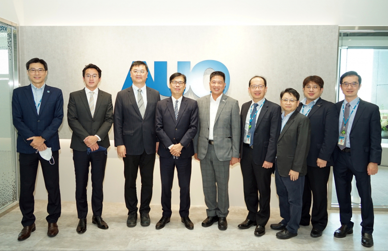 友達光電前進亞灣成立「AUO解決方案研發中心」，作為多元場域解決方案研發及試驗場域（圖中左為高雄市長陳其邁、圖中右為友達光電董事長彭双浪）