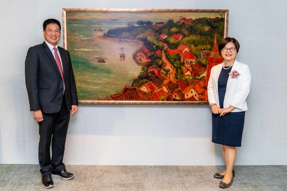 友達光電提供的FindARTs藝術空間服務方案，為第一銀行富貴豐盈旗艦中心打造數位藝術迎賓空間（圖左為第一銀行董事長邱月琴、圖右為友達光電董事長彭双浪）