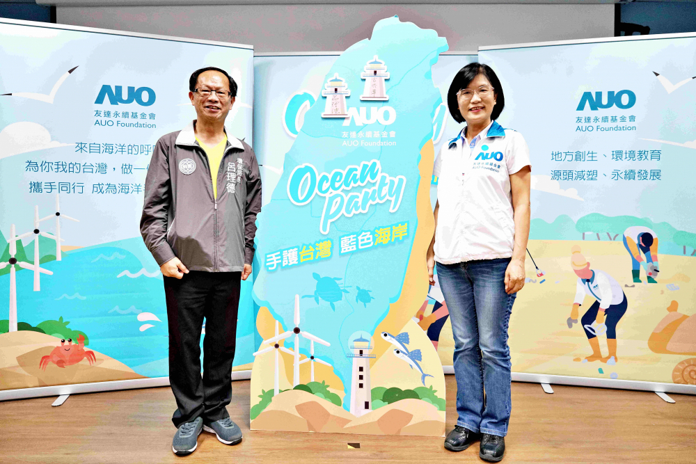 友達光電永續長古秀華（右）與桃園市環保局局長呂理德（左）進行海岸線認養儀式，簽署於象徵藍色宣言的海岸永續燈塔上，承諾以實際行動與環境教育方式，投入桃園海岸線守護行列