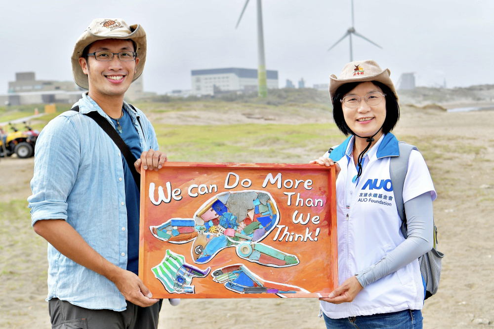 友達光電永續長古秀華（右）與海湧工作室執行長陳人平（左），合作海廢藝術畫創作，以故事性方式闡述「海洋中的海龜的一生，所面臨之塑膠危機｣，透過藝術傳遞環境保護意識