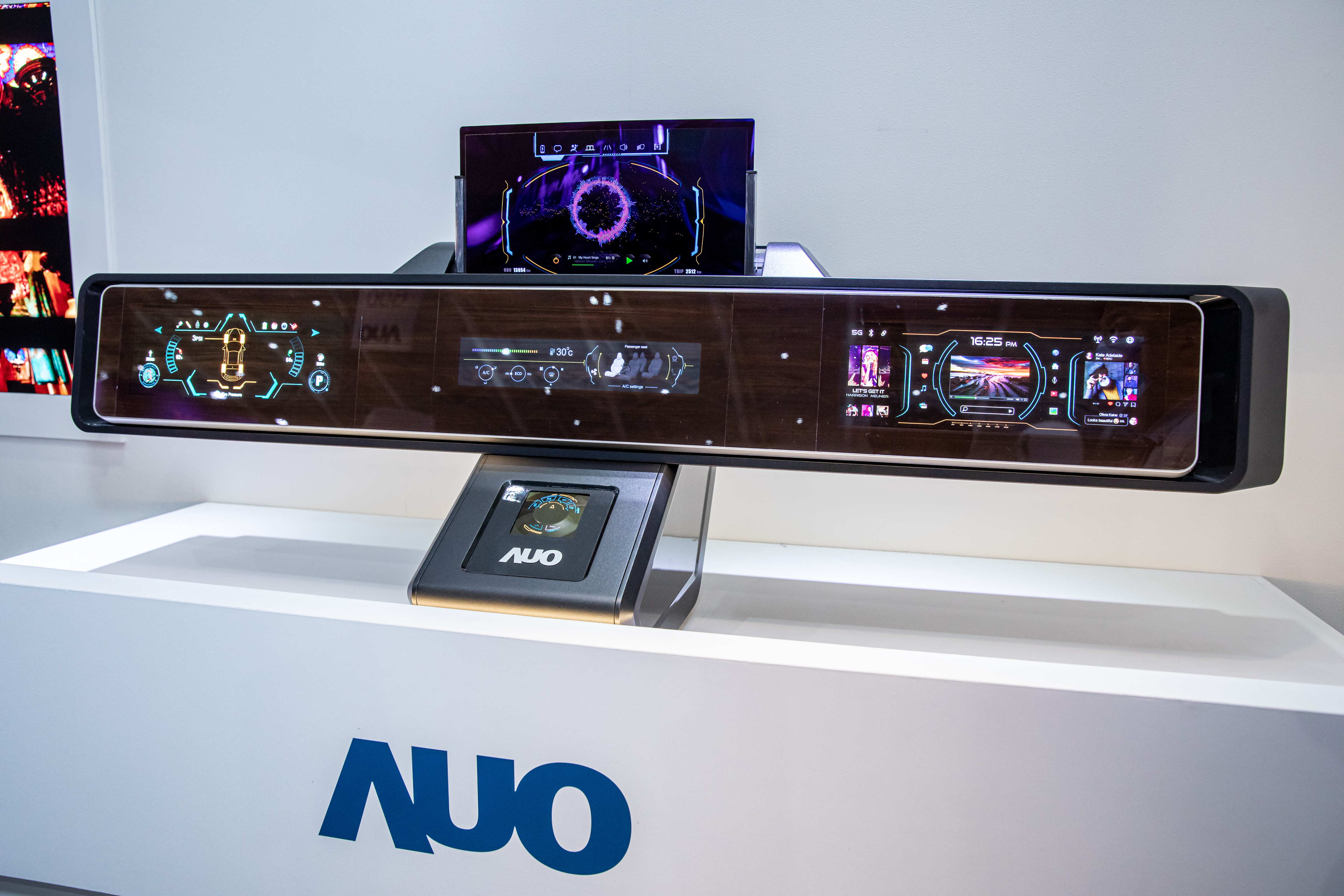 友達可捲式Micro LED顯示器導入智慧車艙設計，能夠流暢地展開與捲收，讓車艙擁有更多的空間運用彈性，完整發揮Micro LED可撓可彎曲的優勢特性