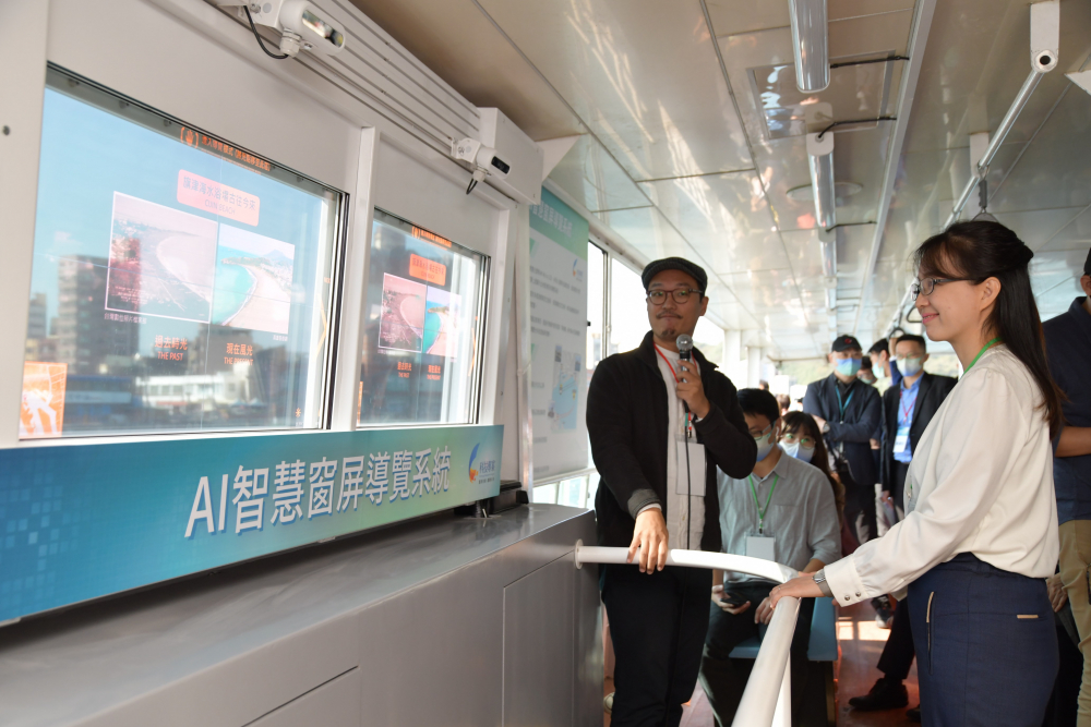 友達整合透明Micro LED智慧窗，透過景物GPS座標定位追蹤乘客視線，可即時在智慧窗提供正確的導覽資訊