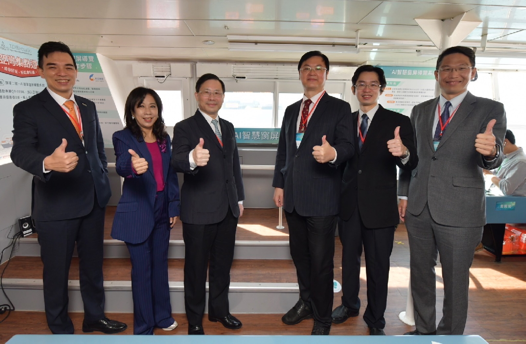 由經濟部技術處指導推動，透過友達光電、工業技術研究院與船舶中心三方合作，於高雄亞灣智慧渡輪率先導入最新Micro LED透明顯示器屏今(22)日啟用(左起友達光電營運長暨總經理柯富仁、高輪公司董事長黃淑美、經濟部次長林全能、高雄市副市長羅達生、經濟部技術處科長張能凱、工研院電光系統所副所長李正中)