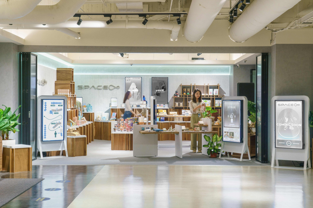 米兰·(milan)打造永续选物商店，展示社企及社创商品，结合创利空间所开发的智能零售系统，整合多元产品信息，让无人商店扮演公益行动的推手