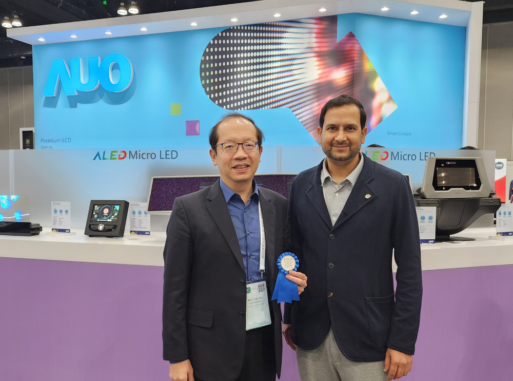友達光電於2023 SID顯示週，由SID國際資訊顯示學會評選頒發「最佳中型展位獎」。左為友達光電技術長廖唯倫。