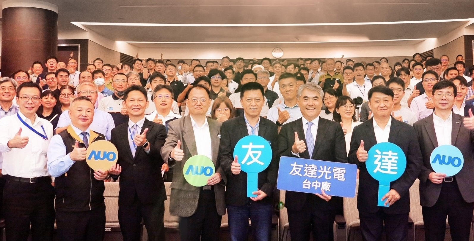 友達以太陽能解決方案領航者，跨足建築領域，4日在台中廠區舉辦「光電建築一體化研討會」，邀請產業先驅共同推動綠化，打造新一代智慧綠建築。