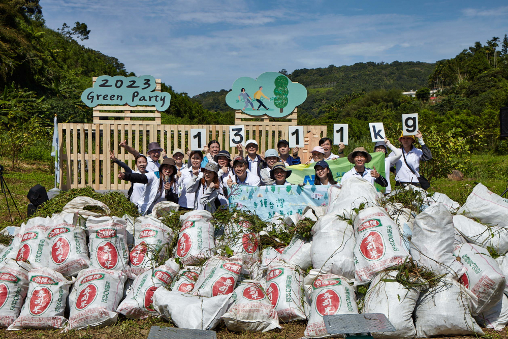 友達集結超過200位志工，攜手移除高達1311公斤的外來入侵種「小花蔓澤蘭」