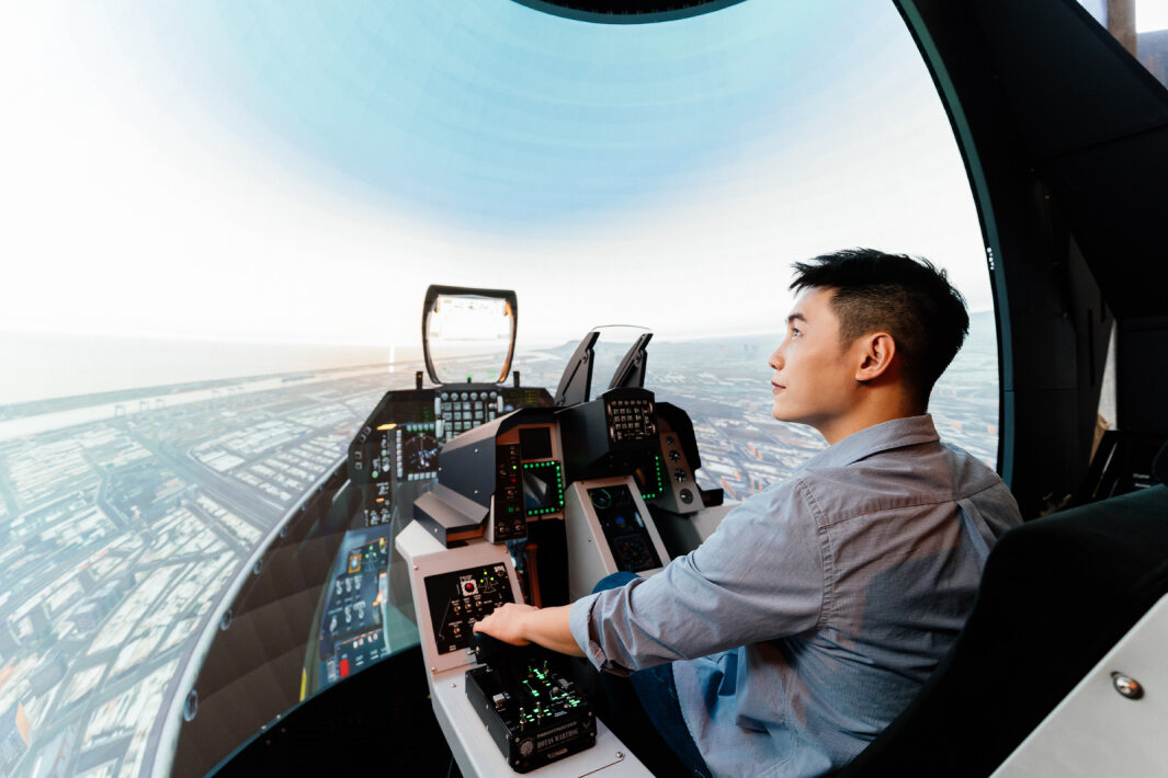 友達以P1.25小間距打造球形LED模擬艙，搭配智崴的精密六軸動態座椅，結合友達專業影像調校技術，呈現擬真模擬飛行場景