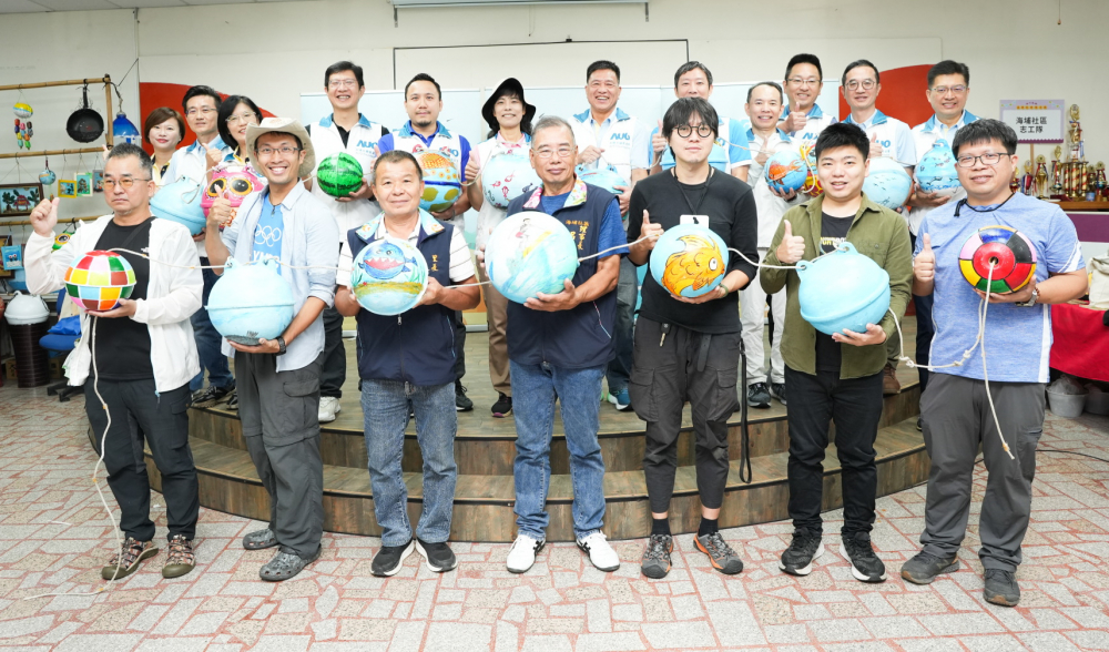 友達光電暨友達永續基金會董事長彭双浪與農業部林業及自然保育署新竹分署夏分署長、供應商夥伴、在地鄰里協會、社企團體，以循環再生的海廢浮球倡議從源頭減廢，為地球移除塑膠垃圾，共同「手」護台灣美麗海岸
