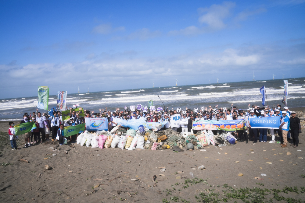 友達永續基金會召集企業志工、產官學和供應商夥伴，在苗栗後龍外埔魚港1340保安林海岸淨攤，齊心協力清除1.2公噸海洋廢棄物，以行動實踐對環境友善的承諾