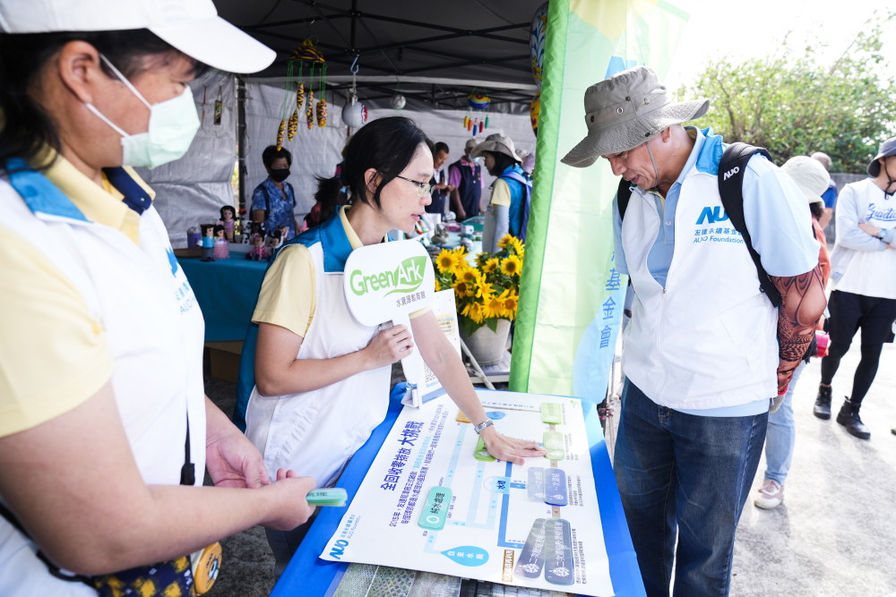 2023年友達永續基金會Ocean Party活動攜手社會企業及地方創生團體，策展食衣行等循環再生環教市集，及電動巴士接駁等低碳活動設計，打造減塑低碳的永續淨灘活動