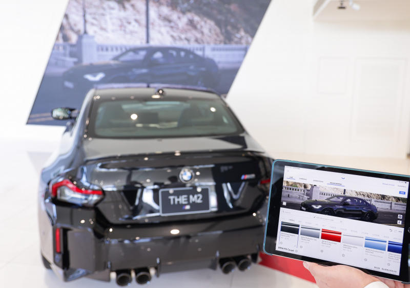賞車介面即時投放到LED牆上，顧客可即時更換車輛內裝、零件選配與車款配色，提供近乎與實車等比例的沉浸式無死角虛擬賞車體驗