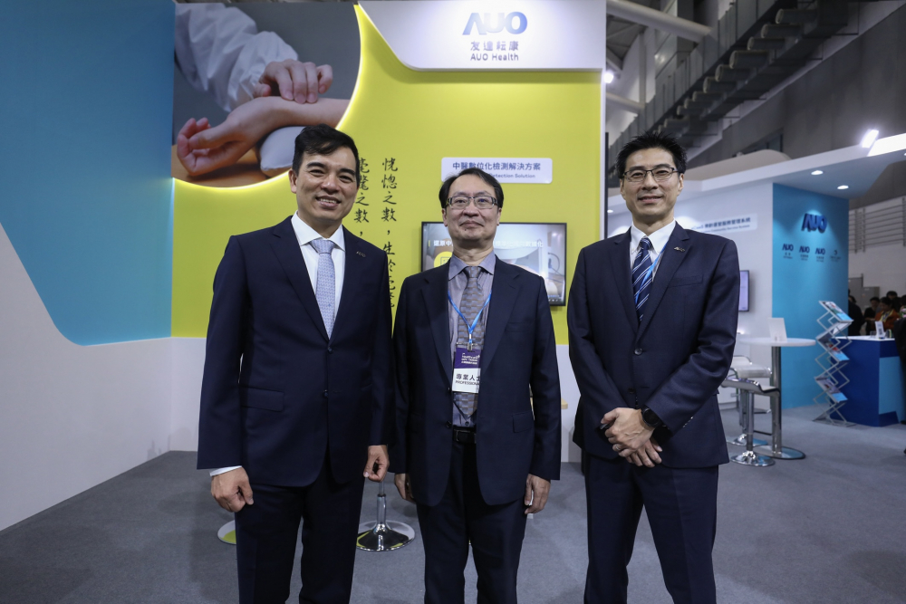 首次於醫療科技展亮相的友達耘康，捐贈數位化檢測設備與研究經費，協助衛福部國家中醫藥研究所打造中醫大數據資料庫。圖由左至右為友達光電執行長暨總經理柯富仁、衛福部國家中醫藥研究所所長蘇奕彰、友達光電智慧醫療事業群總經理廖世宏