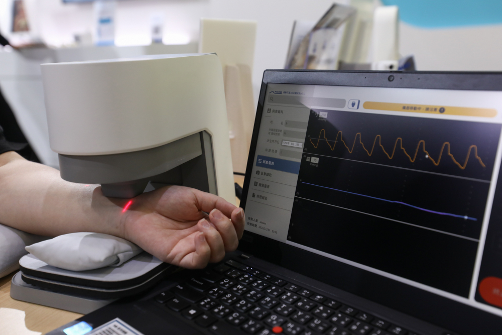 友達耘康脈象檢測系統透過電腦精準控制升降系統，還原中醫師三指把脈過程的舉、按、尋手法，將脈象感受轉化成數據，未來可結合大數據分析，實現智慧醫療及準確性