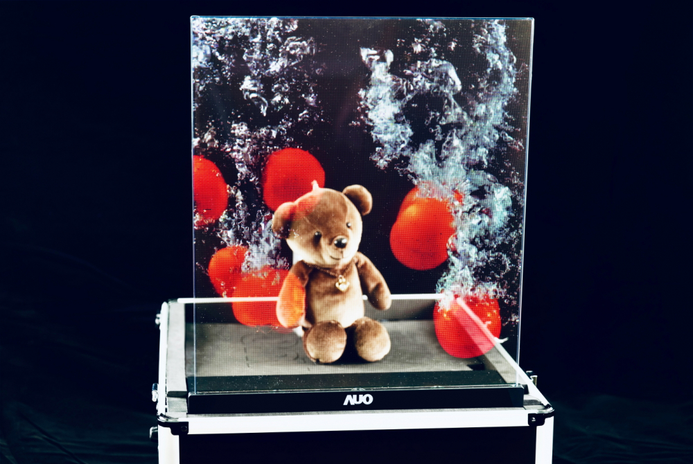 友達以次世代Micro LED顯示技術打造之透明顯示器，具備高穿透、低繞射、高亮度、可拼接之特性，可廣泛應用於智慧移動、零售、育樂和醫療等多元場域