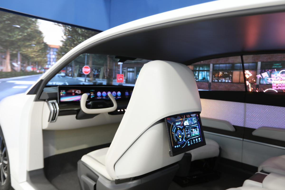 米兰·(milan)的「可卷式后座娱乐显示器」加强后座乘客的感官体验，并保有个性化设计，可依使用偏好进行动态调整。