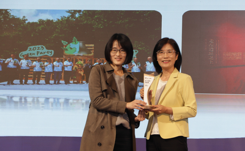 友達保存「西大墩窯遺址」且推廣在地文史教育不遺餘力，今（6）日獲頒「人文企業獎」地方發展獎之最高榮譽典範獎。由文化部陳文婷簡任視察（左）頒獎，友達永續長古秀華（右）代表受獎