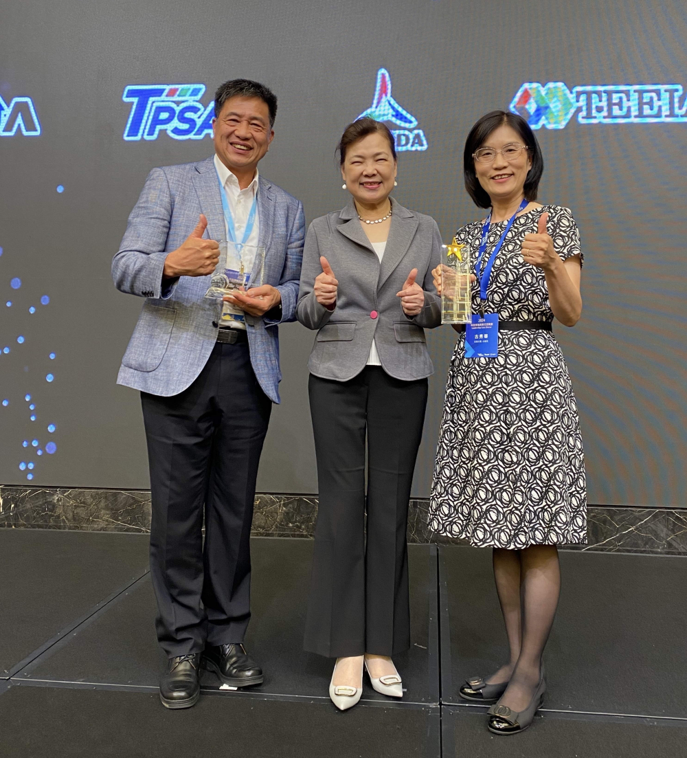 友達致力推動永續發展，於Touch Taiwan2024以3R策略貫穿Display、ESG展位實現綠色展覽目標之成果，Display展位獲綠色裝潢設計鑽質獎最高榮譽，ESG同獲金質獎殊榮。由經濟部長王美花（中）親自頒予友達光電董事長彭双浪（左）、友達光電永續長古秀華（右）