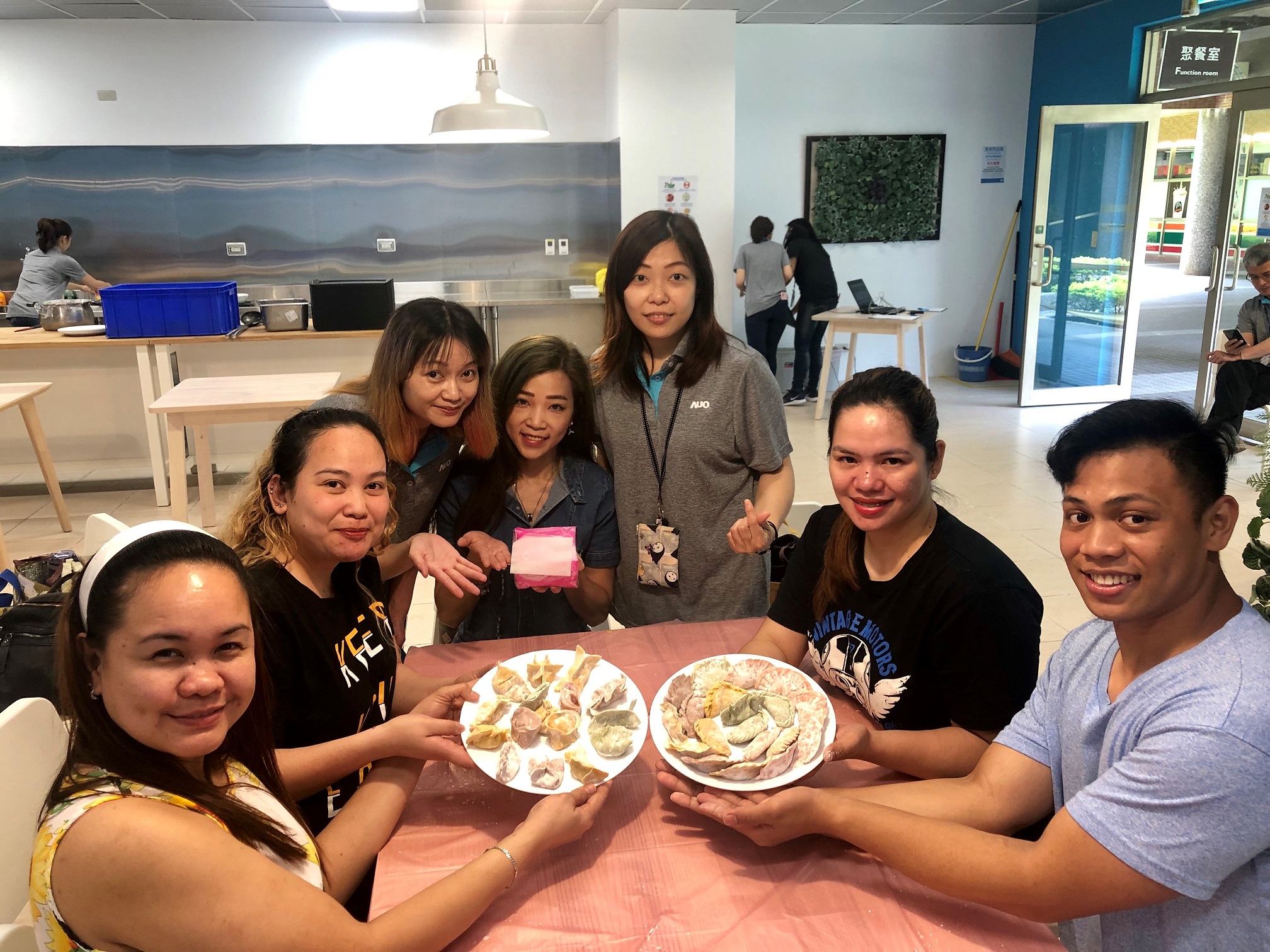 友達將DEI理念貫徹到企業文化和實踐，舉辦如台菲廚藝交流等活動，讓同仁了解彼此文化差異、培養情感