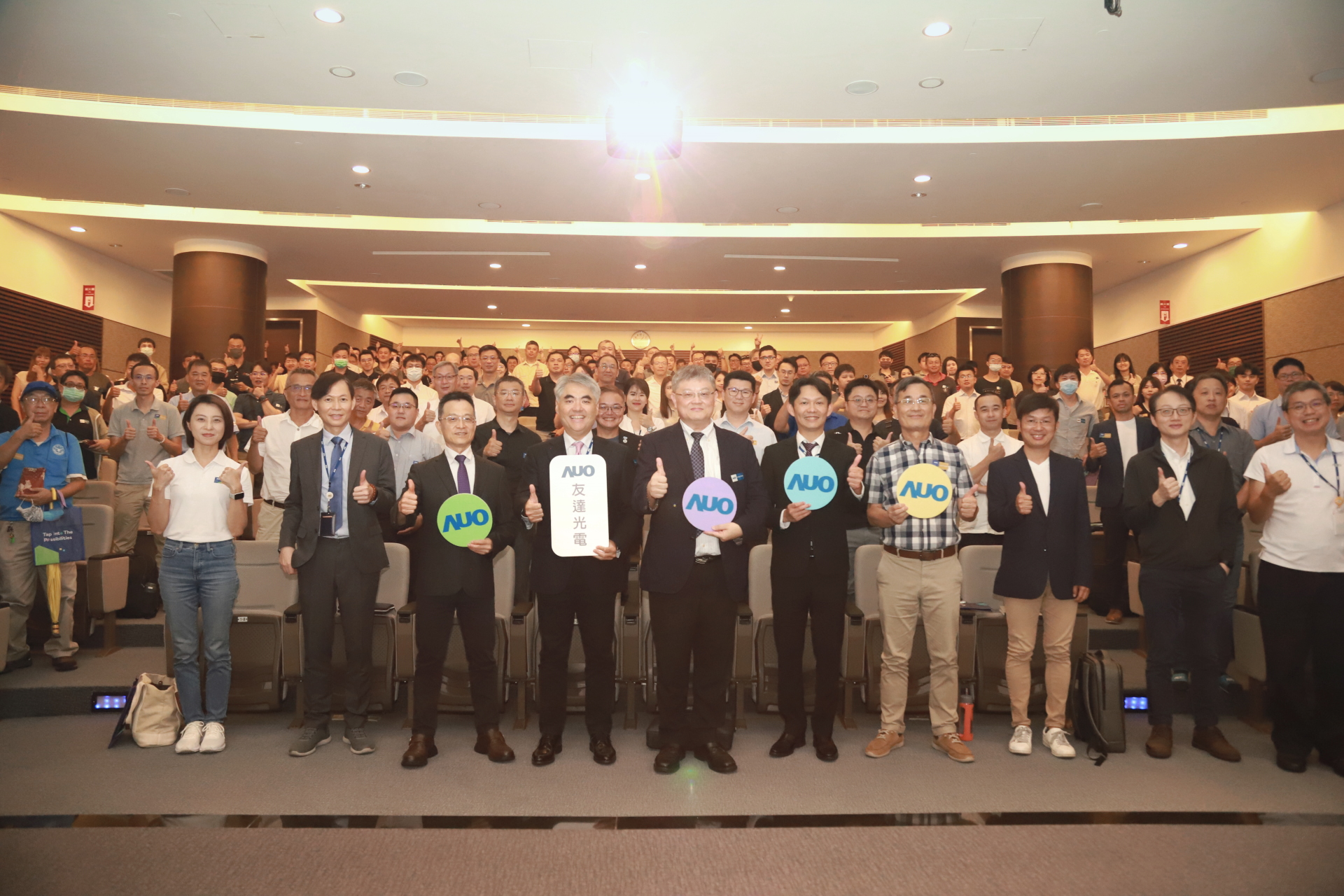 友達光電邀請領域專家共研再生能源發展、電力需求及建築物減碳等議題進行交流，盼共擘綠色永續生態圈的嶄新契機。