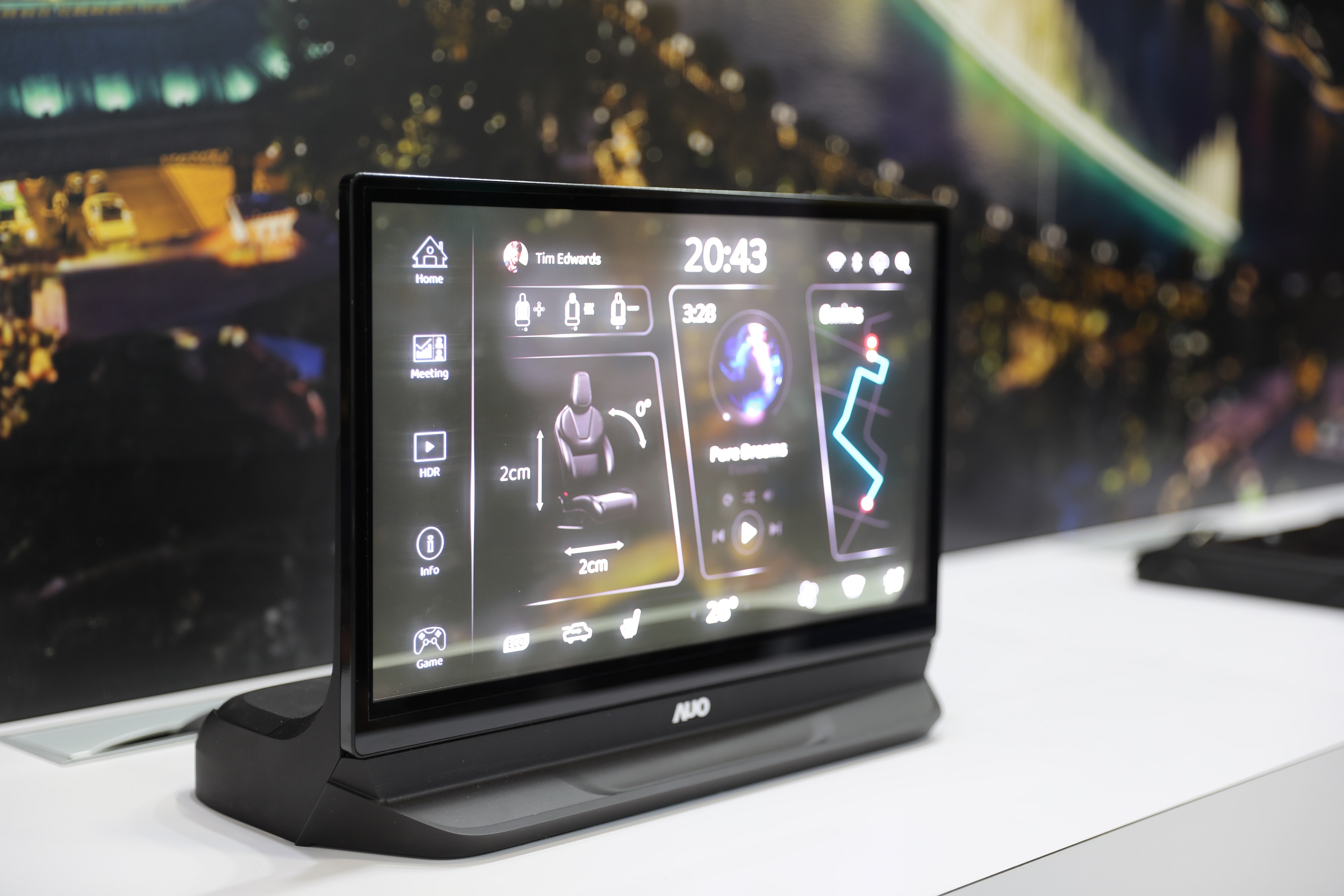 友達將Micro LED透明顯示技術整合黑切換技術的解決方案，釋放強大的技術自主開發能力，跨越室內外應用界限，開創業界第一台17.3吋快速黑切換透明觸控Micro LED顯示器