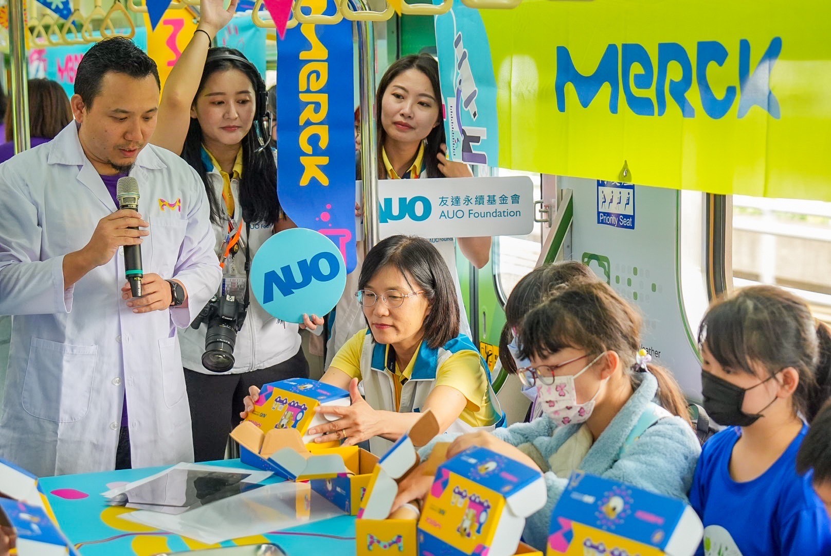 友達以光電、再生能源、水資源三大核心，設計「再生能源和循環經濟」多元永續教育主題，並攜手供應鏈夥伴默克開發創意科學教材及實作體驗，期讓永續素養透過科學探索向下扎根