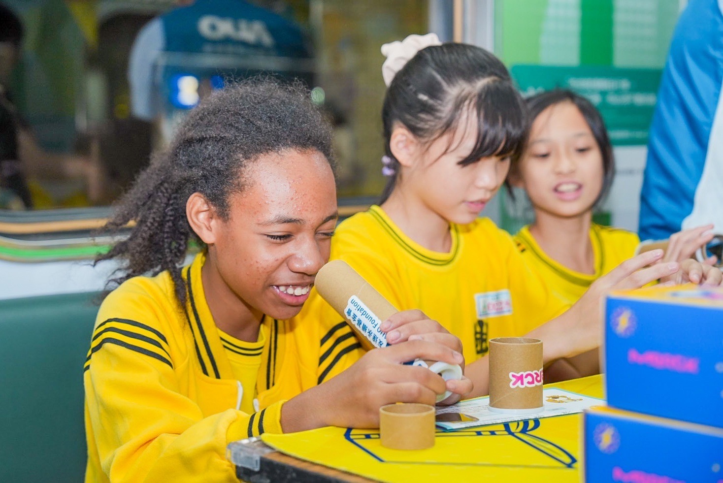 友達與默克分別回收不再使用的偏光片及液晶顯示模組，設計光電課程「玩轉光與闇」，讓學生們親手製作偏光萬花筒與簡易液晶顯示器，實踐循環再生的永續理念