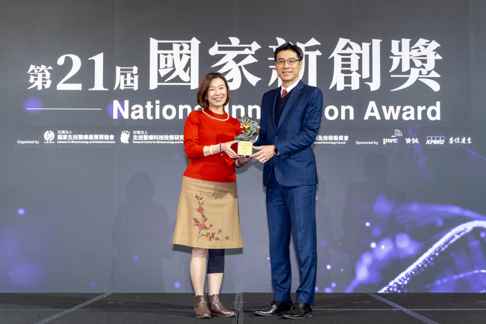 友達旗下子公司友達耘康與達擎分別以「中醫數位化檢測解決方案」及「寬視角3D醫療顯示器」獲得第二十一屆國家新創獎「智慧醫療與健康科技」類別的「企業新創獎」與「國家新創精進獎」兩項殊榮。圖左為衛生福利部政務次長林靜儀、圖右為友達光電智慧醫療事業群總經理廖世宏