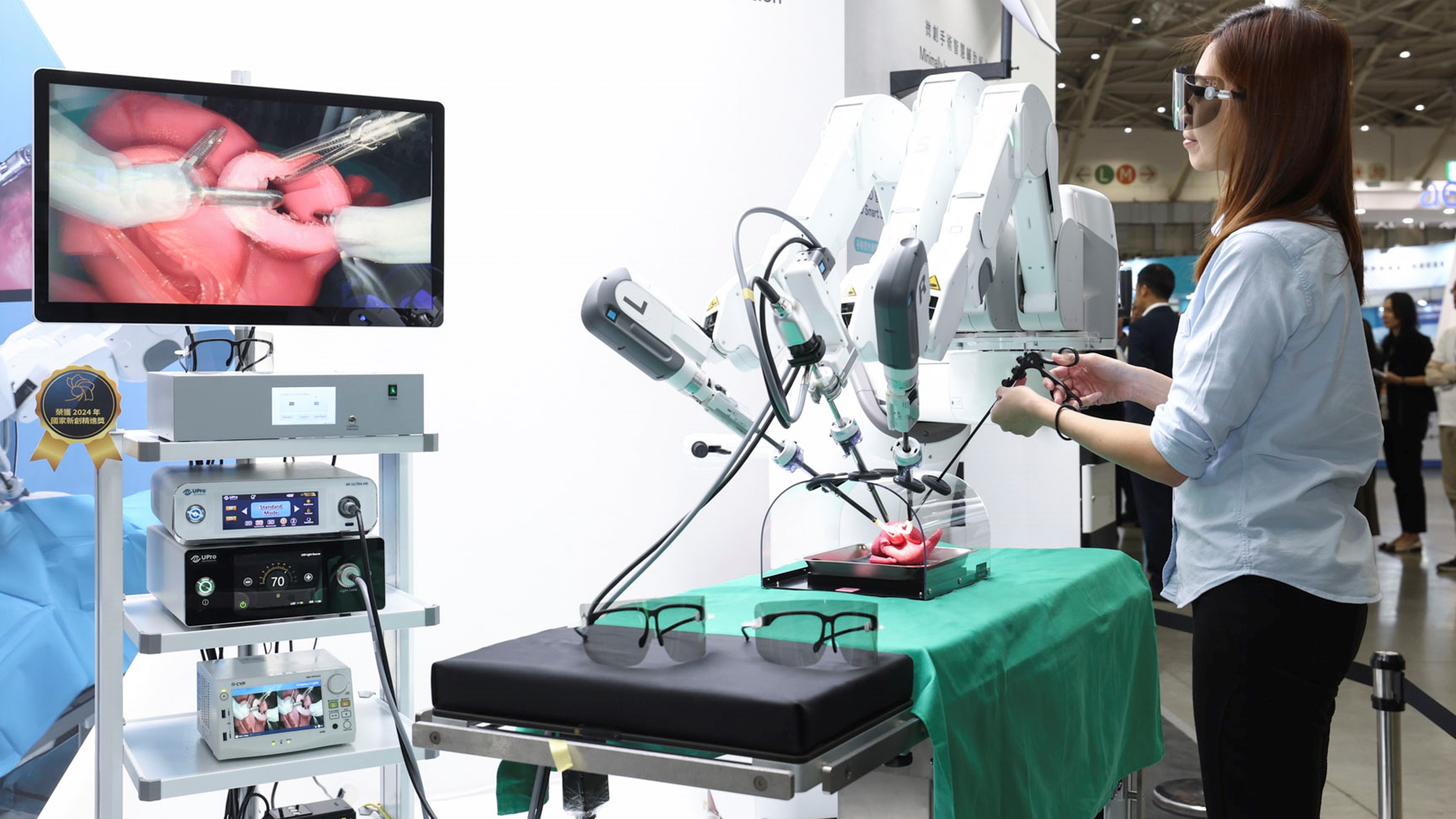 達擎寬視角3D醫療顯示器可應用於機器人手術即時3D解決方案，提供醫療團隊即時、同步的3D手術影像，提升溝通效率與手術安全性