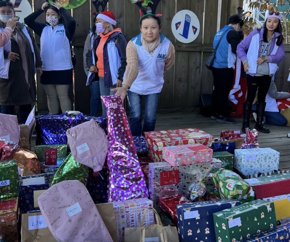 友達永續基金會「圓夢列車」年年迴響熱烈，認捐同仁精心挑選禮物、巧手包裝，整理成隊後，將祝福一一打包送出