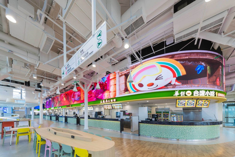 友達穩步推動雙軸轉型策略，旗下子公司達擎攜手傑可達數位與零售業者統一超商合作，為全新改裝開幕的「清水服務區」打造首創的裸視3D體驗牆