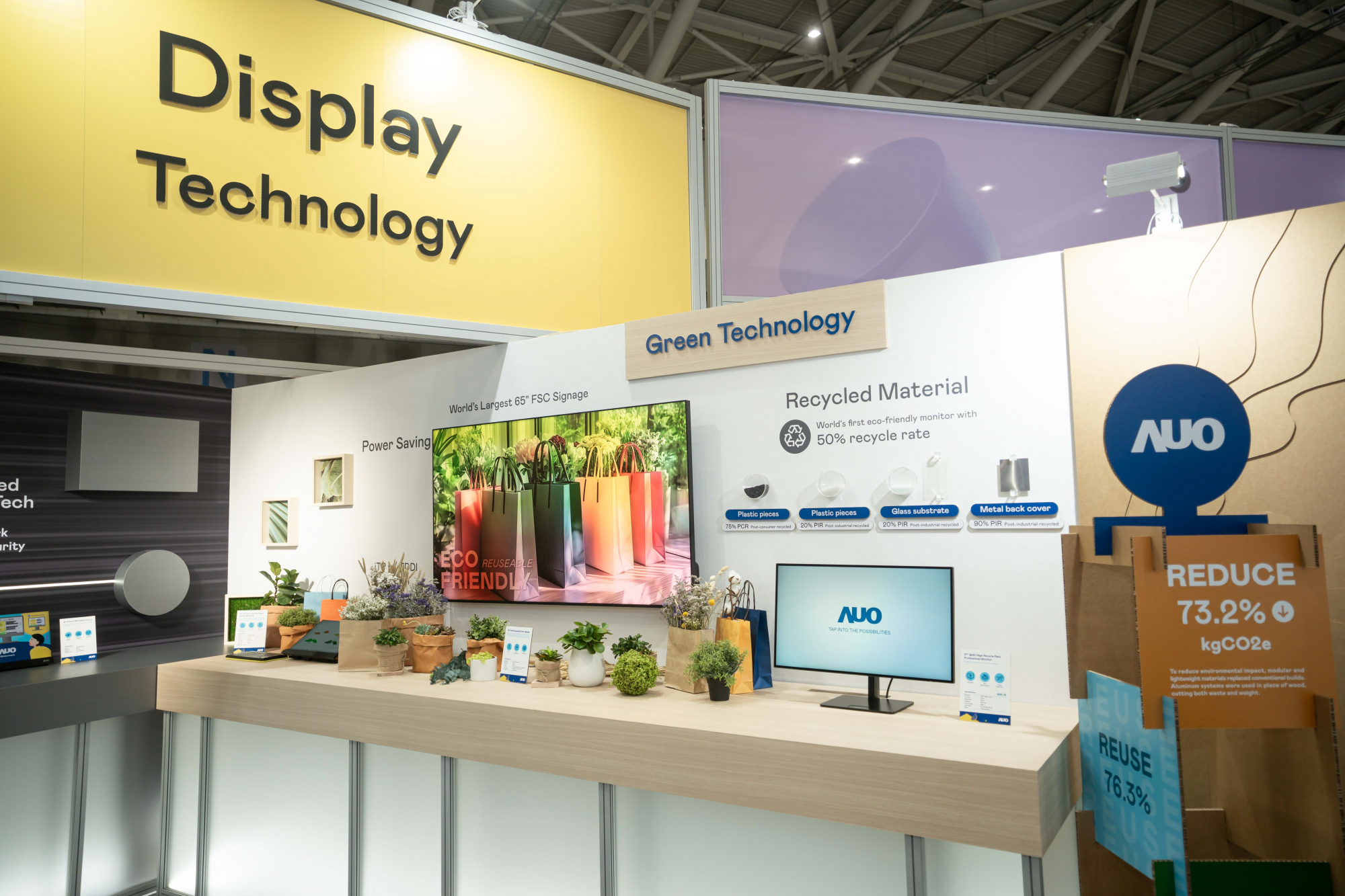 友達Touch Taiwan 2025雙展位再度獲etouch 綠色裝潢設計獎肯定；智慧顯示展位以鋁製模組系統取代傳統木作施作，並在相關裝潢物與設計使用可回收、可重複使用的材料，體現低碳與循環精神。