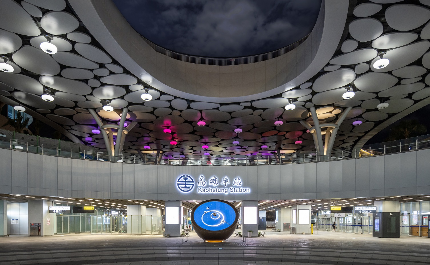 創利空間參與《高雄車站共感空間》公共藝術計畫，擔任視覺科技整合夥伴。於「看時間」天文鐘作品中提供技術指導，整合圓形LED鐘面與鐘體結構，在時間、天象星盤與空間氛圍間生動展演