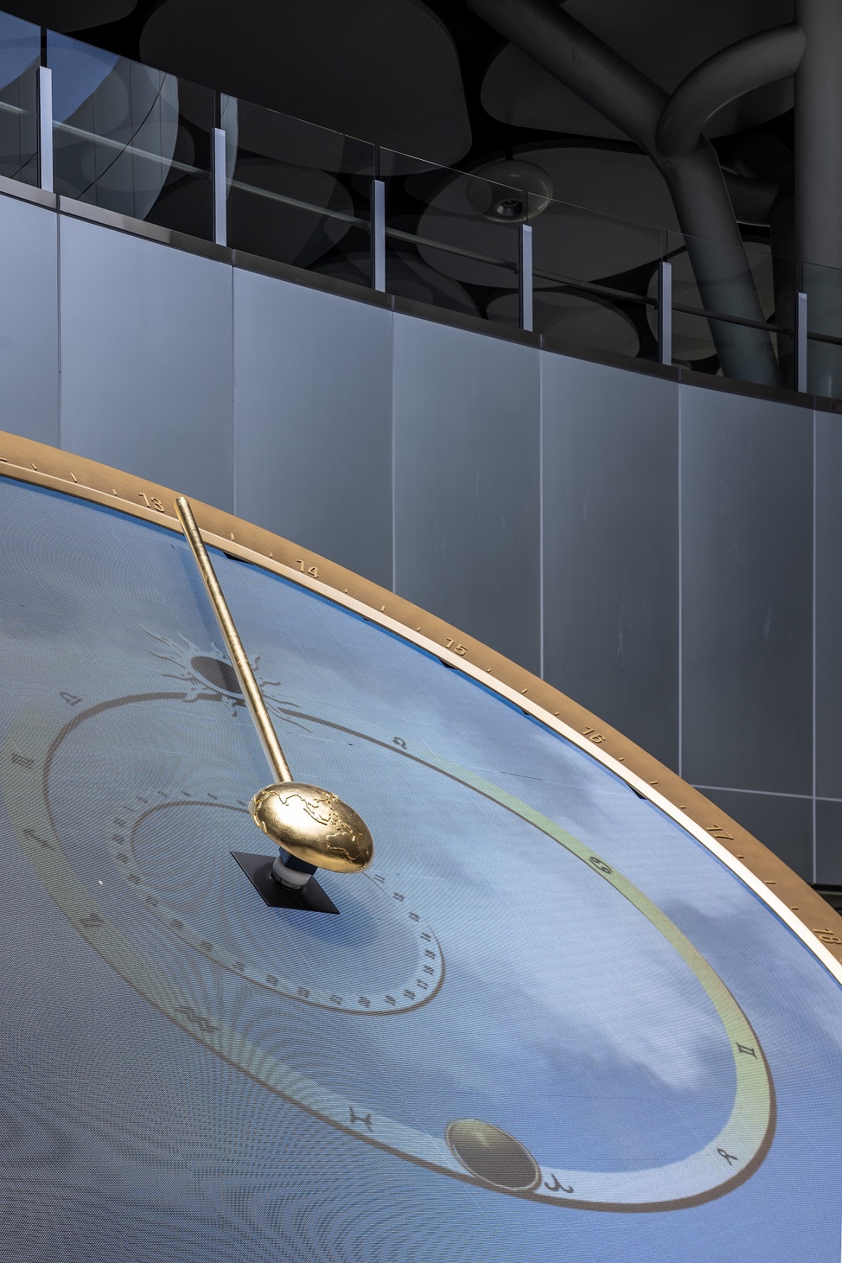 創利空間參與《高雄車站共感空間》公共藝術計畫，擔任視覺科技整合夥伴。於「看時間」天文鐘作品中提供技術指導，整合圓形LED鐘面與鐘體結構，在時間、天象星盤與空間氛圍間生動展演