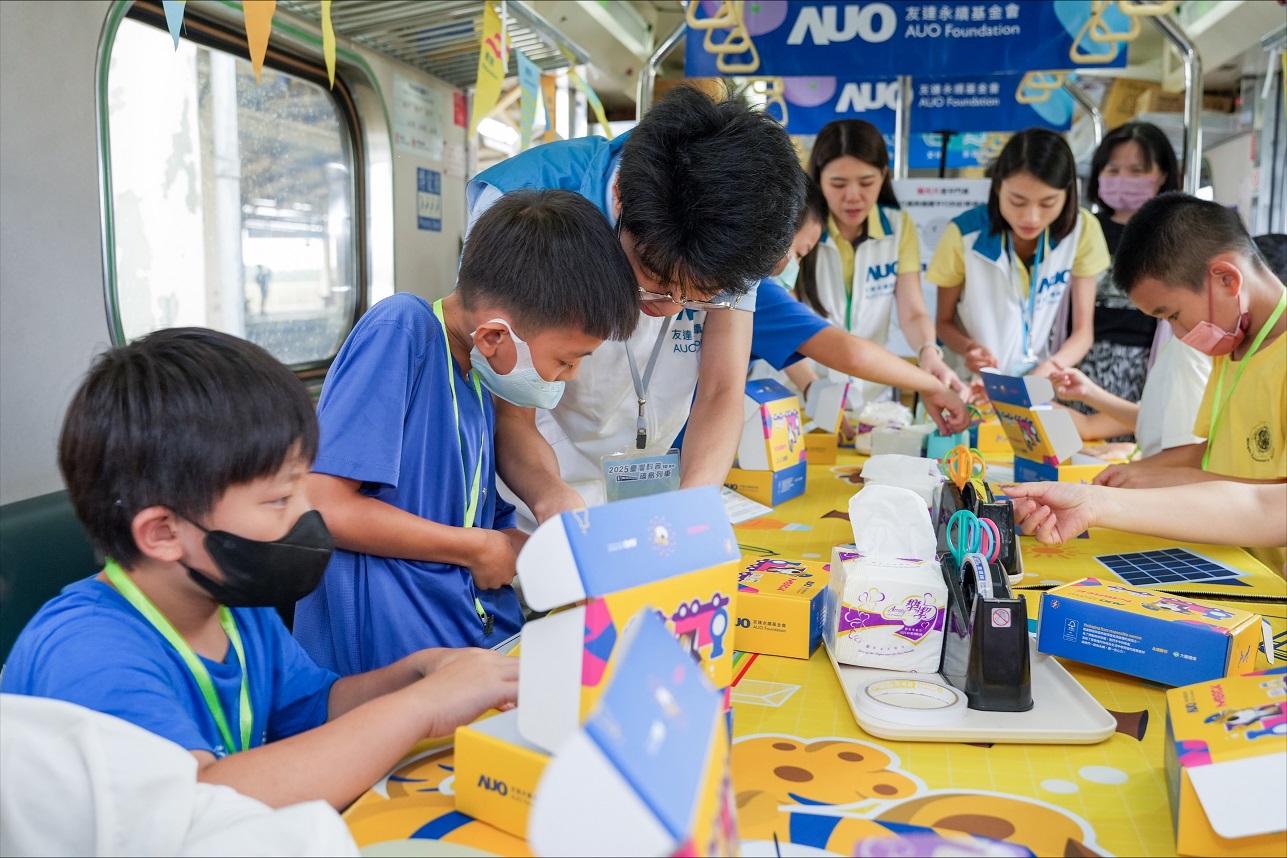 今年友達設計「光電、再生能源、水資源」三大課程主題，攜手供應鏈夥伴默克及大豐環保，以循環經濟理念開發創意教材