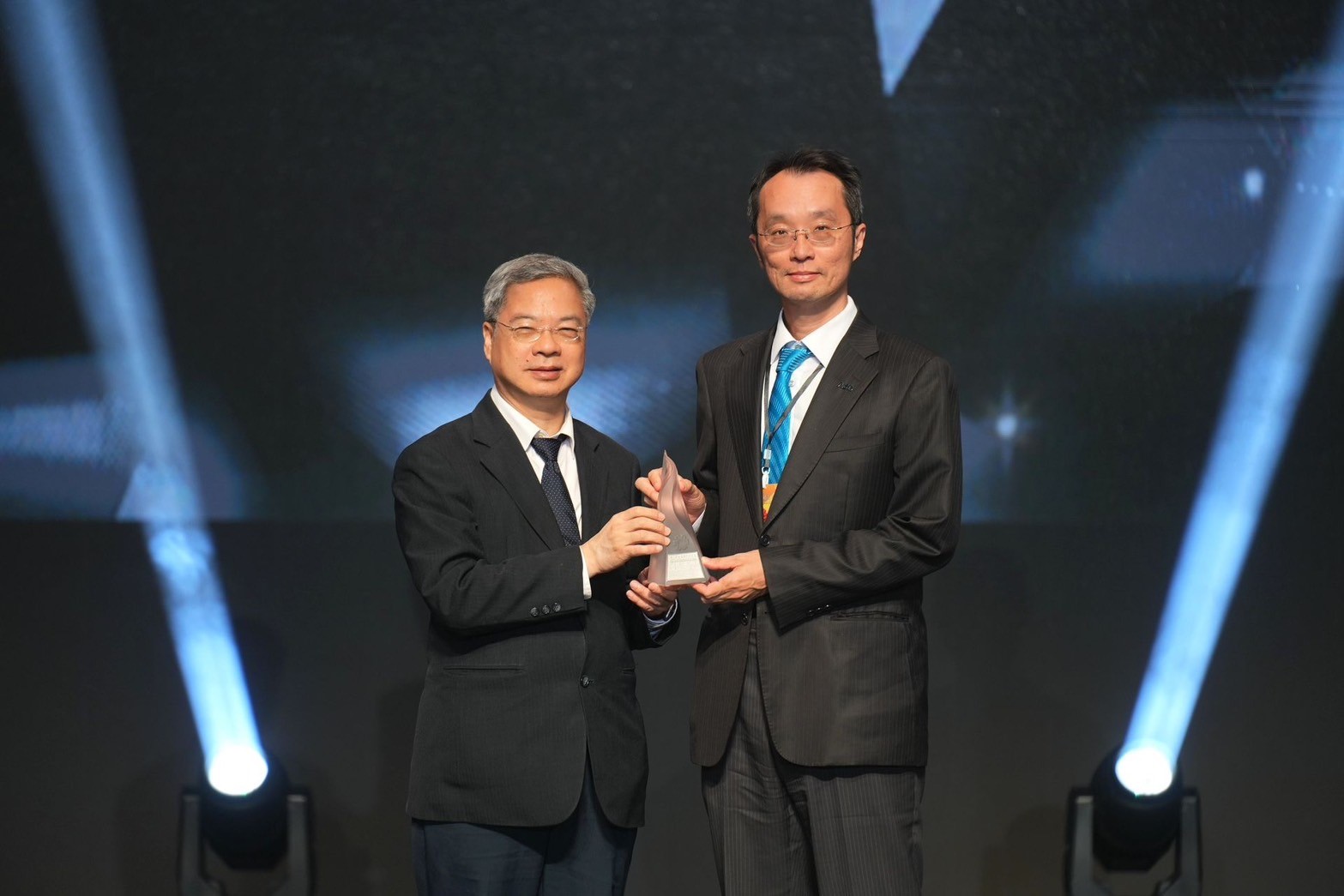 「友達「177吋高透明度Micro LED顯示器」獲得台灣精品銀質獎，由友達光電顯示產品研發總部副總經理吳仰恩（右）代表領獎