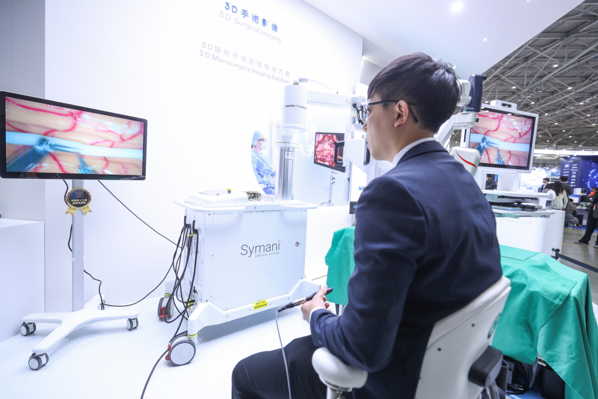 达擎推出〝3D显微手术影像解决方案〞，将3D影像技术从腹腔内视镜手术延伸至神经、血管、淋巴等高难度显微手术，提供超清晰立体视野，协助医疗团队在复杂手术中完成精准细腻操作。