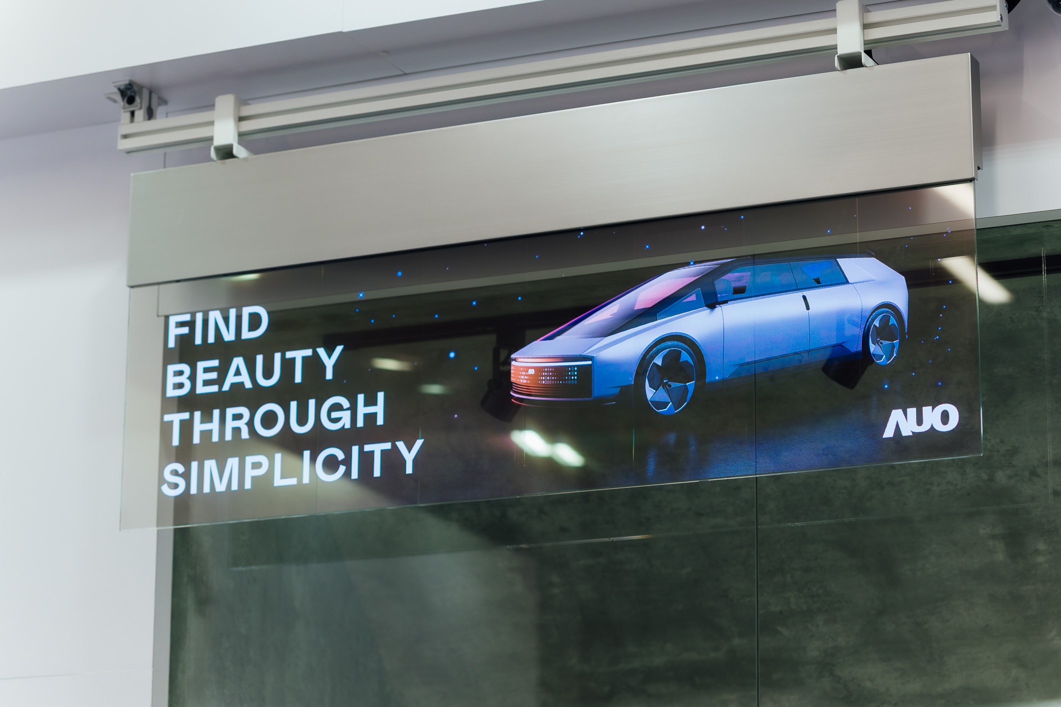 具备高亮度透明感的54吋透明Micro LED智慧广告牌，可无限拼接不同尺寸，营造出兼具科技感与美学的沉浸式氛围，适用于旗舰店、展演空间等多元场域。