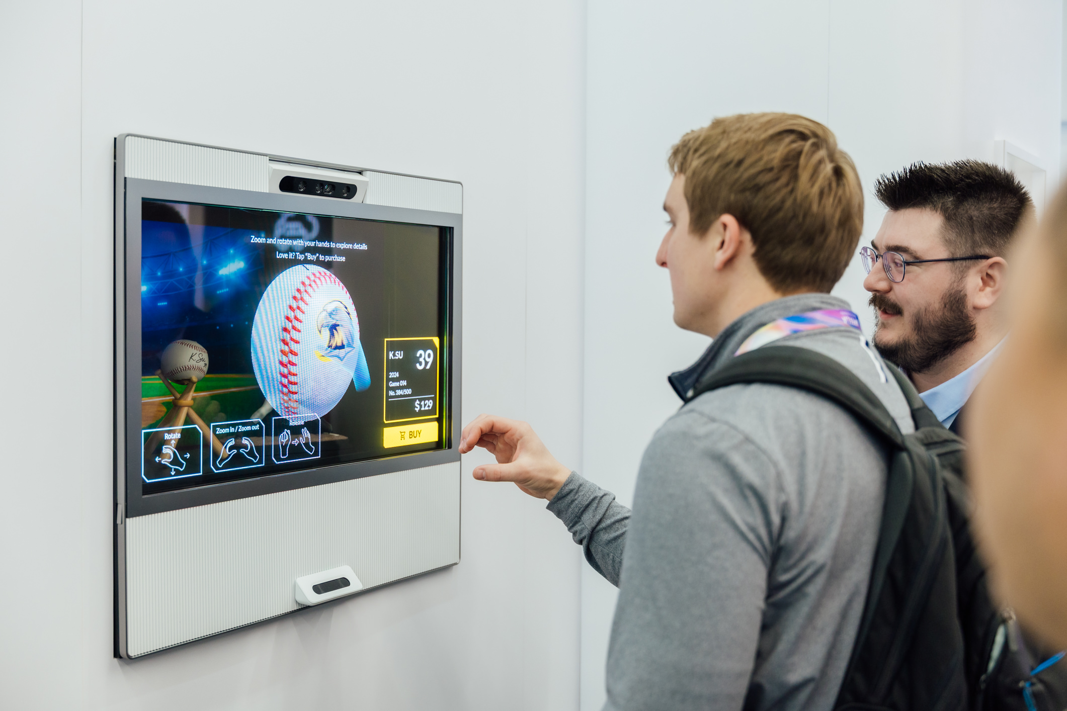 米兰·(milan)智慧行动透过专属展间，与客户深度聚焦，密切探讨产品协作共创的机会与落地的可能性，激发人车互动的创新再进化，并结合输出国际的Micro LED前瞻技术跨界应用，揭开更多元精彩的应用情境。