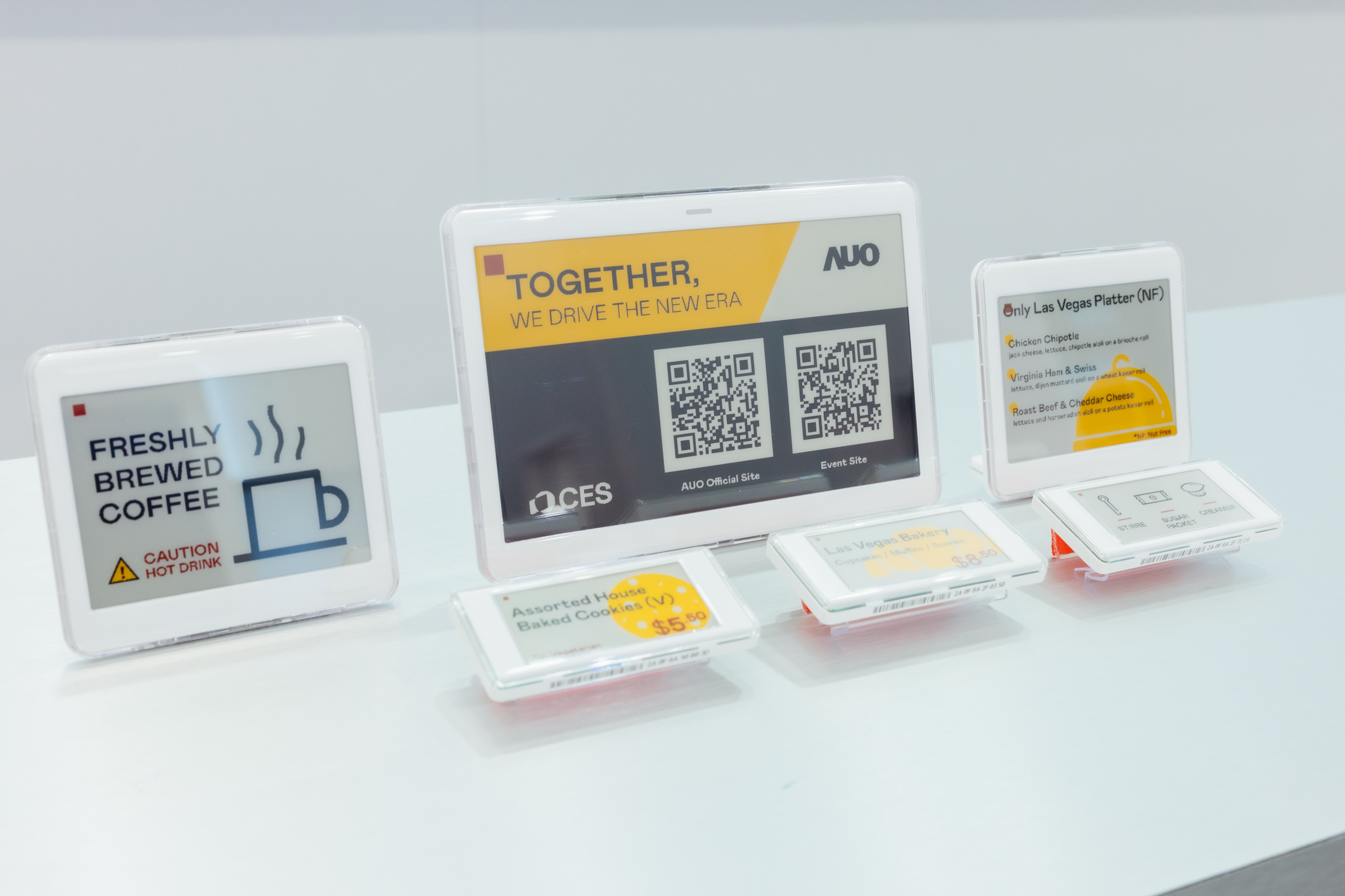 达擎开发的低功耗、全彩的aecoPost电子纸解决方案，仅在更新画面时需要微量的电力驱动，无需布建电线的便捷设计，使其可灵活应用、弹性选择置放处；可搭配aecoTag电子货架卷标解决方案，驱动商店内所有数字广告牌和电子货架卷标，以远程控制实现动态变价，提升门市人员作业效率，并以无纸化落实永续经营目标。