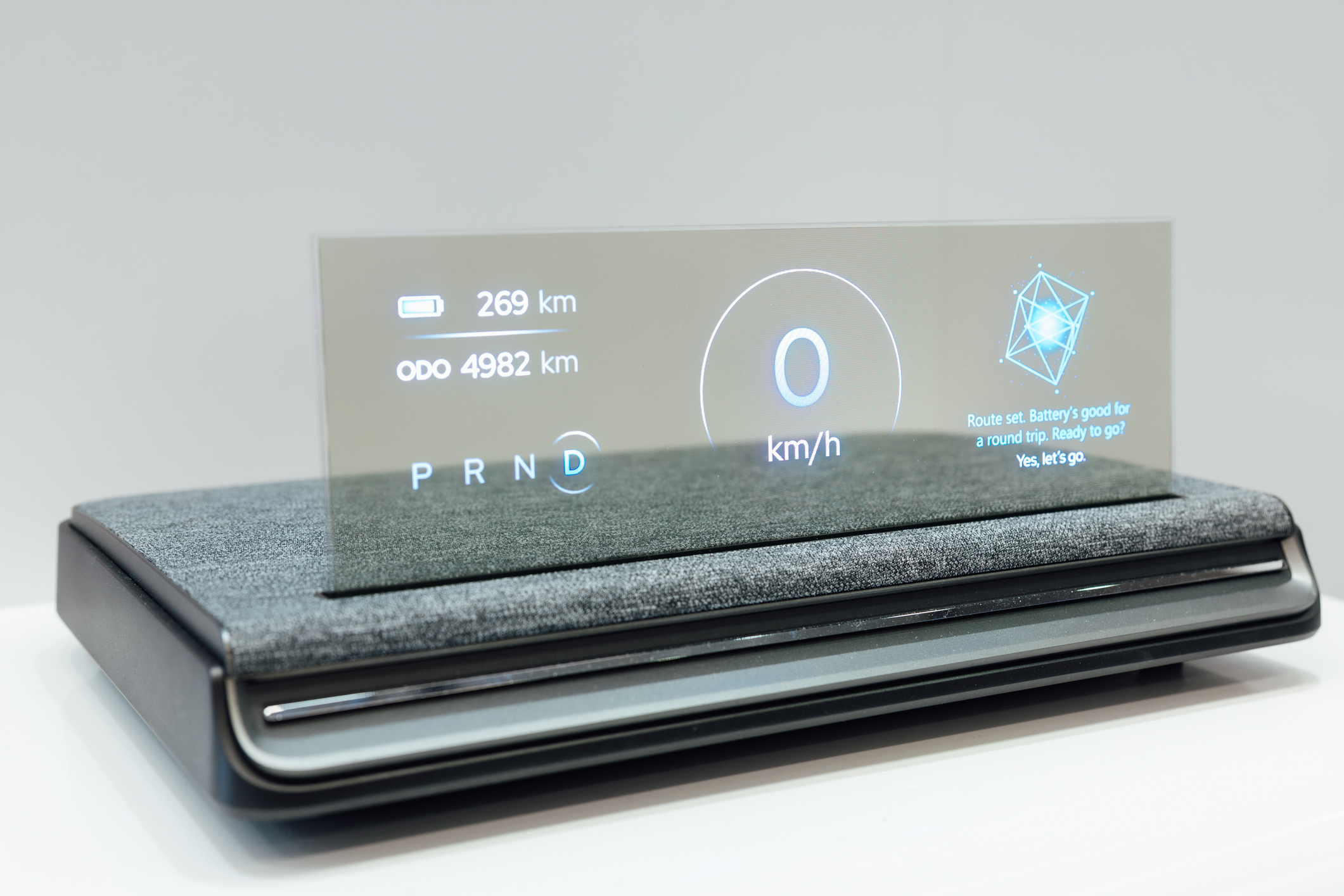 全球首款Aero Module透明Micro LED显示器模块外观轻盈通透，可与数字内容完美融合，提供动态显示、先进控制、个人化沉浸感受。