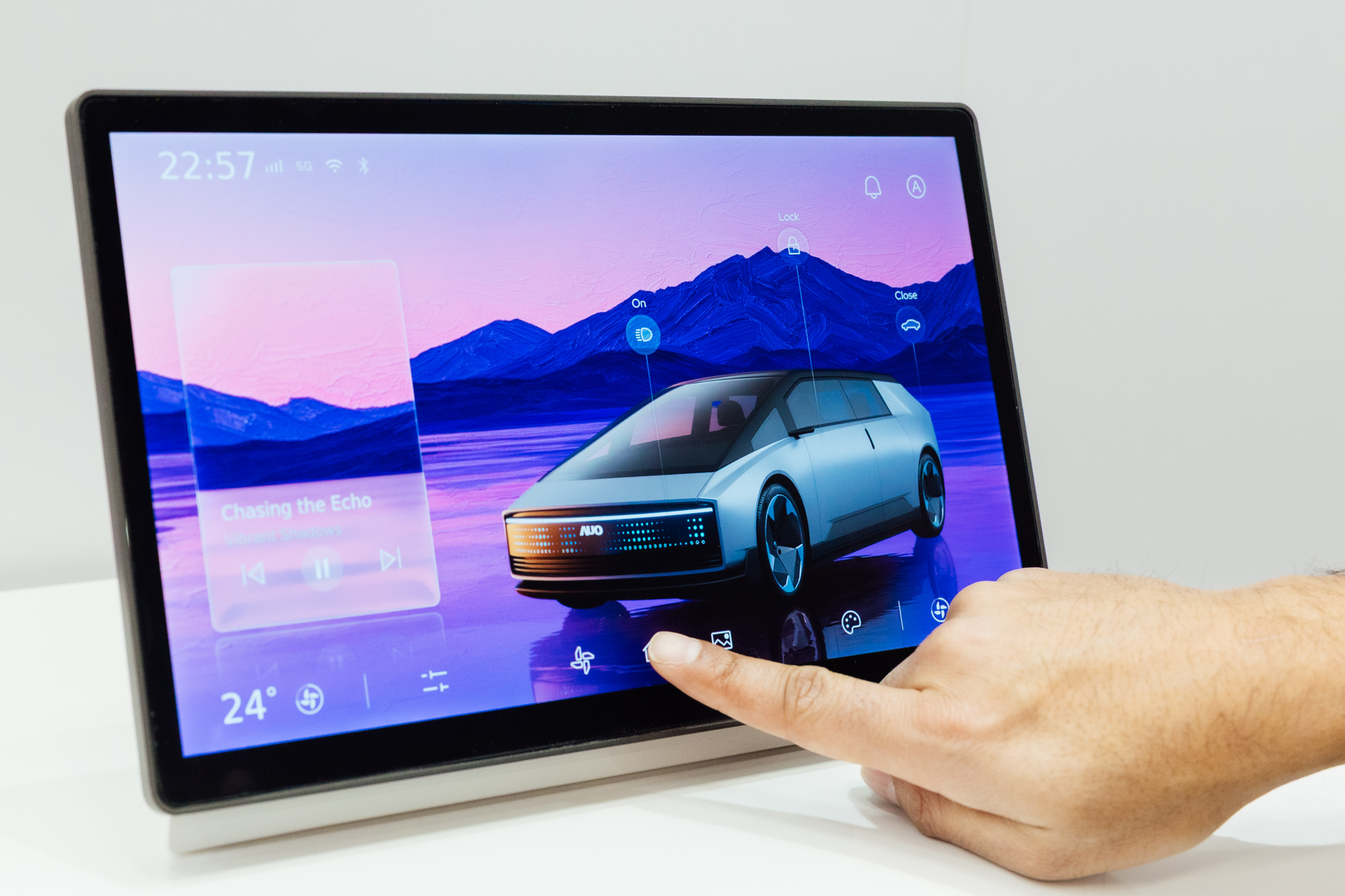 将先进抗反光技术导入于CID中控台呈现全时可视效果，并支持与座舱环境完美融合，带来清晰且不干扰的驾驶与座舱操作体验，兼容座舱质感与行车安全。