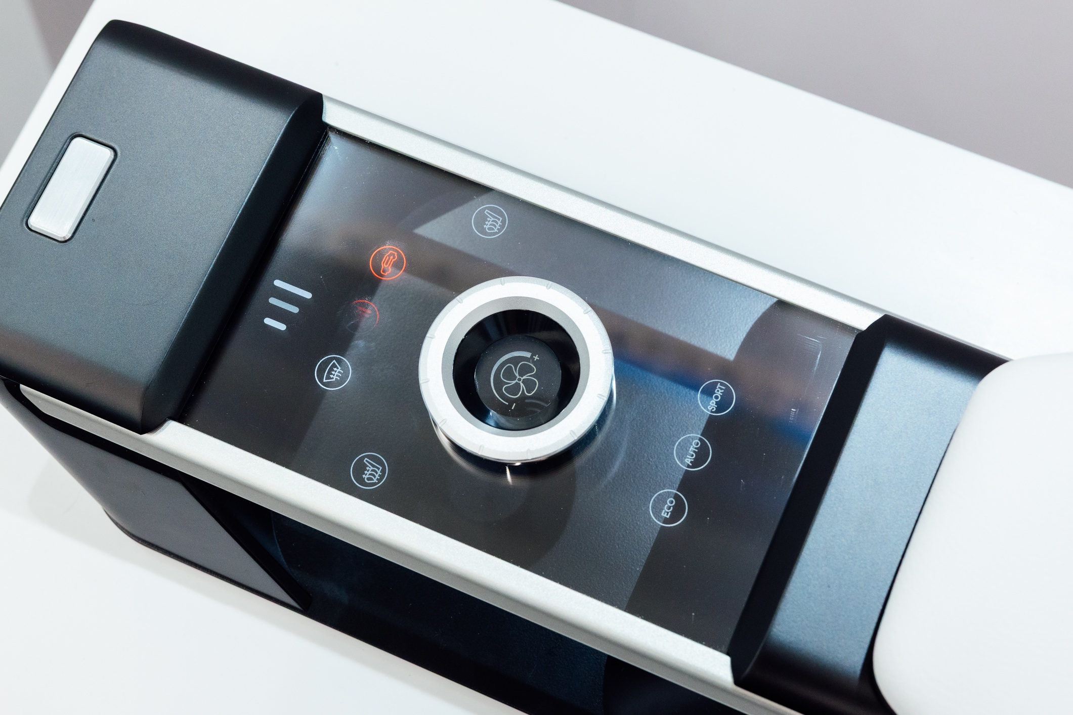 以极简设计打造的CrystalSense Console，为中央扶手区带来创新突破，将功能隐藏于简约的外观中，并采用悬浮式旋钮搭配玻璃面板与主动触觉回馈，仅在操作时才显现功能选单，提供直觉且可自定义的互动体验。